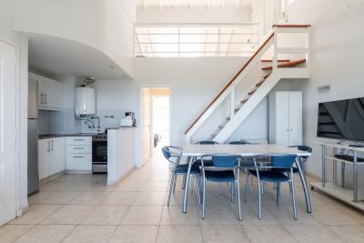 Departamento en alquiler en Pinamar. 4 ambientes, 2 baños y capacidad de 1 a 7 personas. 