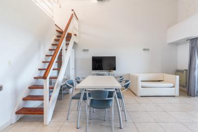 Departamento en alquiler en Pinamar. 4 ambientes, 2 baños y capacidad de 1 a 7 personas. 