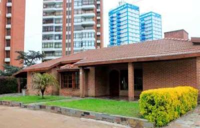 Casa en alquiler en Pinamar. 7 ambientes, 4 baños y capacidad de 4 a 12 personas. 