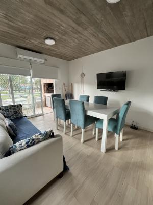 Departamento en alquiler en Pinamar. 3 ambientes ambientes, 2 ba&ntilde;os y capacidad de 1 a 4 personas. Cerca del Centro
