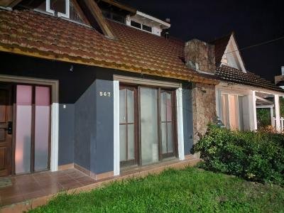 Casa en alquiler en Pinamar. 7 ambientes, 3 ba&ntilde;os y capacidad de 1 a 6 personas. 