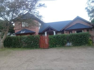 Casa en alquiler en Pinamar. 5 ambientes, 3 ba&ntilde;os y capacidad de 1 a 6 personas. 