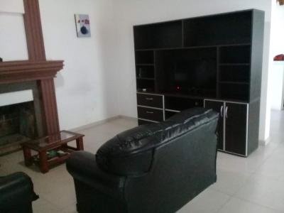 Casa en alquiler en Pinamar. 5 ambientes, 3 ba&ntilde;os y capacidad de 1 a 6 personas. 