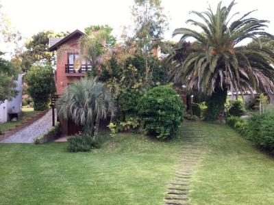 Chalet en alquiler en Pinamar. 4 ambientes, 3 baños y capacidad de 5 a 6 personas. A 500 m de la playa