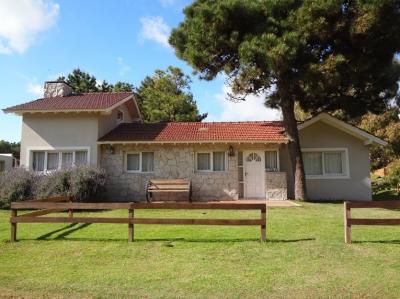 Casa en alquiler en Pinamar. 5 ambientes, 3 baños y capacidad de 6 a 9 personas. A 300 m de la playa