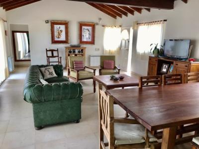 Casa en alquiler en Pinamar. 5 ambientes, 3 baños y capacidad de 6 a 9 personas. A 300 m de la playa