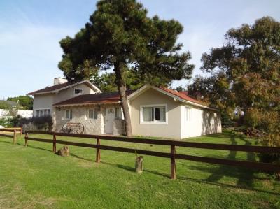 Casa en alquiler en Pinamar. 5 ambientes, 3 baños y capacidad de 6 a 9 personas. A 300 m de la playa