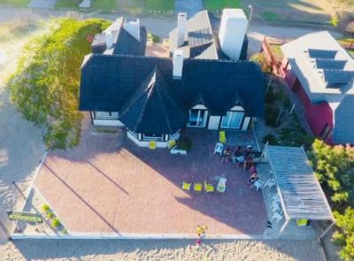 Casa en alquiler en Pinamar. 8 ambientes, 4 baños y capacidad de 10 a 15 personas. A 50 m de la playa