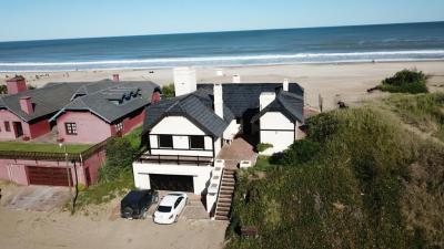 Casa en alquiler en Pinamar. 8 ambientes, 4 baños y capacidad de 10 a 15 personas. A 50 m de la playa