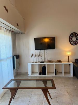 Departamento en alquiler en Pinamar. 4 ambientes, 2 baños y capacidad 6 personas. A 100 m de la playa