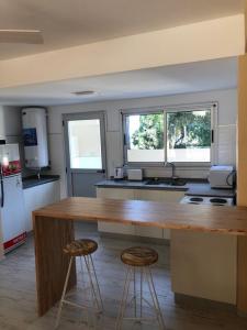 Dptos con servicios en alquiler en Pinamar. 3 ambientes, 1 bao y capacidad de 3 a 6 personas. A 500 m del centro