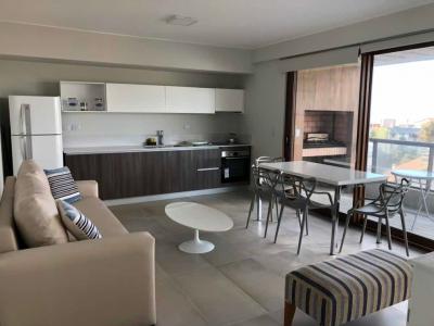 Departamento en alquiler en Pinamar. 2 ambientes, 1 baño y capacidad de 2 a 4 personas. A 50 m del centro