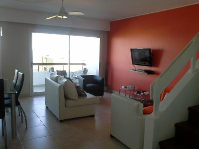 Departamento en alquiler en Pinamar. 4 ambientes, 2 baños y capacidad de 1 a 6 personas. A 200 m de la playa