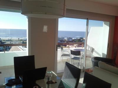 Departamento en alquiler en Pinamar. 4 ambientes, 2 baños y capacidad de 1 a 6 personas. A 200 m de la playa