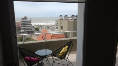 Departamento en alquiler en Pinamar. 4 ambientes, 2 baños y capacidad de 1 a 6 personas. A 200 m de la playa