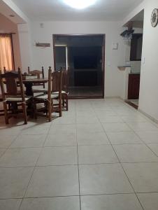 Casa en alquiler en Pinamar. 4 ambientes, 3 baños y capacidad de 4 a 6 personas. 