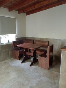 Casa en alquiler en Pinamar. 4 ambientes, 3 baños y capacidad de 4 a 6 personas. 