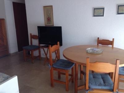 Departamento en alquiler en Pinamar. 3 ambientes, 2 baños y capacidad de 3 a 5 personas. A 400 m de la playa