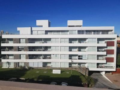 Departamento en alquiler en Pinamar. 3 ambientes, 2 baños y capacidad de 3 a 6 personas. A 150 m de la playa