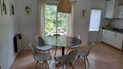 Casa en alquiler en Pinamar. 4 ambientes, 2 baños y capacidad de 4 a 6 personas. A 500 m del centro