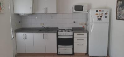 Casa en alquiler en Pinamar. 4 ambientes, 2 baños y capacidad de 4 a 6 personas. A 500 m del centro