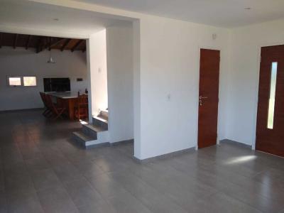 Casa en alquiler en Pinamar. 5 ambientes, 3 baños y capacidad de 5 a 6 personas. 
