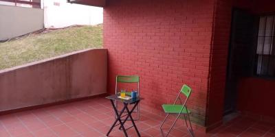 Departamento en alquiler en Pinamar. 3 ambientes, 2 baños y capacidad de 4 a 5 personas. A 150 m de la playa