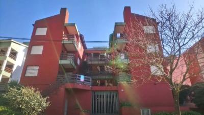 Departamento en alquiler en Pinamar. 3 ambientes, 2 baños y capacidad de 4 a 5 personas. A 150 m de la playa