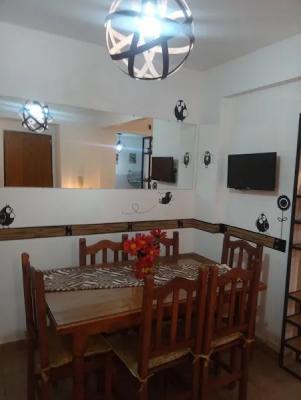 Departamento en alquiler en Pinamar. 3 ambientes, 2 baños y capacidad de 4 a 5 personas. A 150 m de la playa