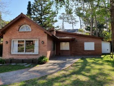 Casa en alquiler en Pinamar. 5 ambientes, 3 baños y capacidad de 6 a 8 personas. A 350 m de la playa