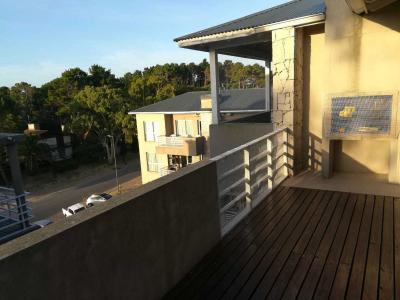 Departamento en alquiler en Pinamar. 3 ambientes, 2 baños y capacidad de 5 a 6 personas. 