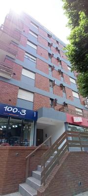 Departamento en alquiler en Pinamar. 3 ambientes, 2 baños y capacidad de 4 a 5 personas. A 50 m del centro