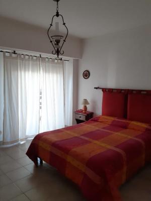 Departamento en alquiler en Pinamar. 3 ambientes, 2 baños y capacidad de 4 a 5 personas. A 50 m del centro