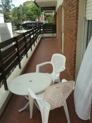 Departamento en alquiler en Pinamar. 3 ambientes, 2 baños y capacidad de 4 a 5 personas. A 50 m del centro