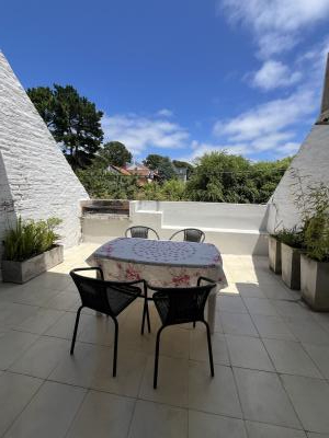 Departamento en alquiler en Pinamar. 3 ambientes, 1 baño y capacidad 6 personas. 