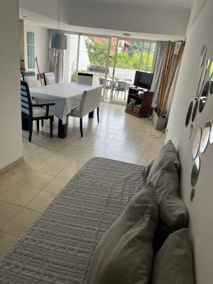 Departamento en alquiler en Pinamar. 3 ambientes, 1 baño y capacidad de 2 a 6 personas. 