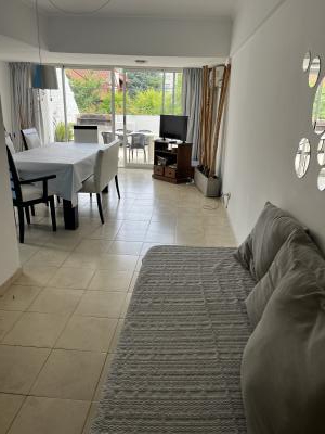 Departamento en alquiler en Pinamar. 3 ambientes, 1 baño y capacidad de 2 a 6 personas. 
