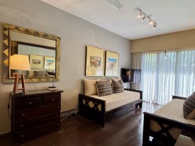 Departamento en alquiler en Pinamar. 2 ambientes, 1 baño y capacidad de 1 a 4 personas. A 100 m del centro