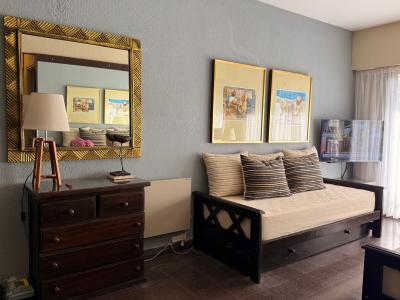 Departamento en alquiler en Pinamar. 2 ambientes, 1 baño y capacidad de 1 a 4 personas. A 100 m del centro