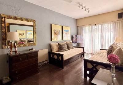 Departamento en alquiler en Pinamar. 2 ambientes, 1 baño y capacidad de 1 a 4 personas. A 100 m del centro