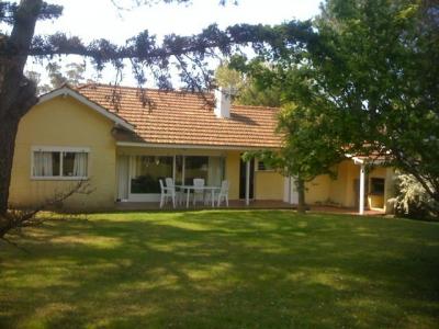 Casa en alquiler en Pinamar. 4 ambientes, 1 baños y toilet.  baño y capacidad de 4 a 5 personas. A 500 m de la playa