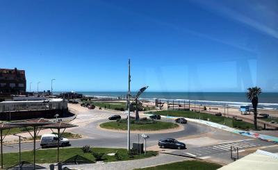 Departamento en alquiler en Pinamar. 4 ambientes, 2 baños y capacidad 6 personas. A menos de 50 m de la playa