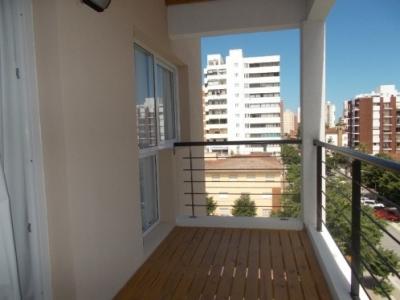 Departamento en alquiler en Pinamar. 2 ambientes, 1 baño y capacidad de 2 a 4 personas. A 150 m del centro