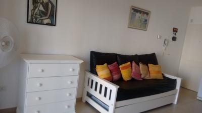 Departamento en alquiler en Pinamar. 2 ambientes, 1 baño y capacidad de 2 a 4 personas. A 150 m del centro