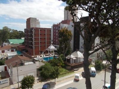 Departamento en alquiler en Pinamar. 2 ambientes, 1 baño y capacidad de 2 a 4 personas. A 150 m del centro