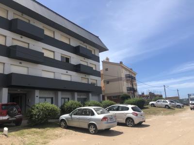 Departamento en alquiler en Pinamar. 2 ambientes, 1 baño y capacidad de 2 a 4 personas. A menos de 50 m de la playa