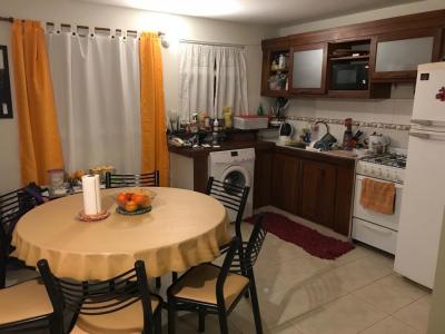 Casa en alquiler en Pinamar. 3 ambientes, 2 baños y capacidad de 5 a 9 personas. A 300 m del centro