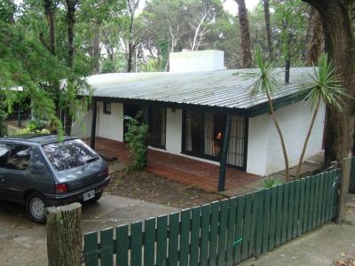 Casa en alquiler en Pinamar. 4 ambientes, 1 baño y capacidad de 3 a 5 personas. A 500 m del centro