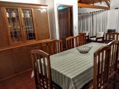Casa en alquiler en Pinamar. 6 ambientes, 5 baños y capacidad de 10 a 12 personas. A 450 m de la playa