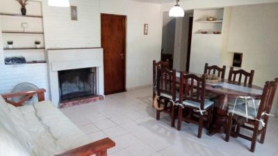 Casa en alquiler en Pinamar. 3 ambientes, 2 baños y capacidad de 3 a 5 personas. 